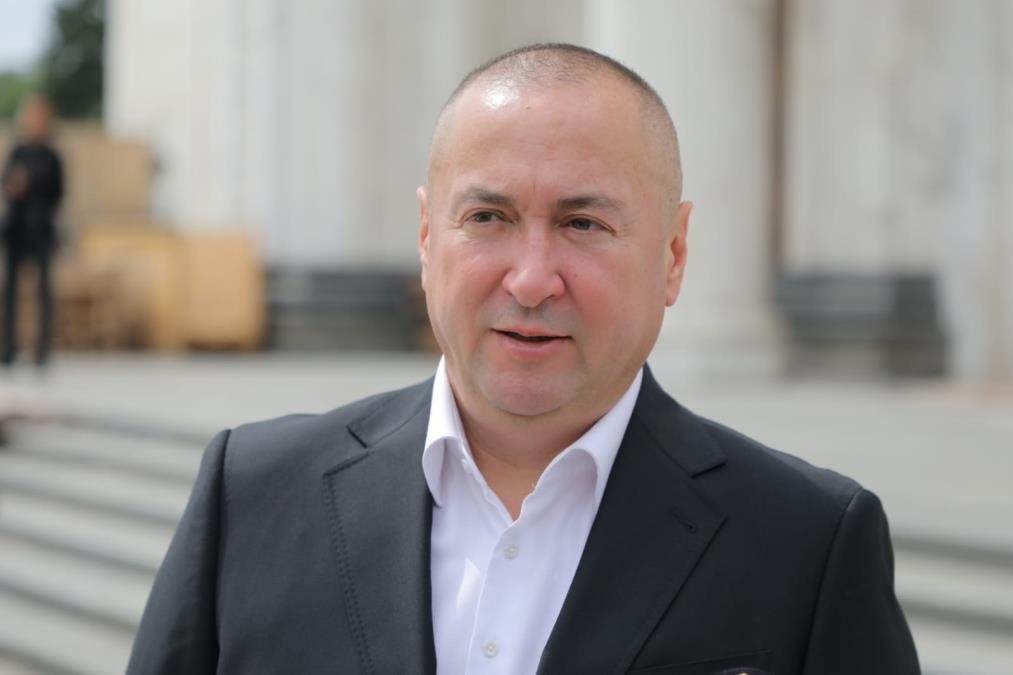 URNEBESNO! Đani se prevrnuo sa ljuljaške dok ga kamera snima: Pevač otišao na letovanje pa nastala HIT SCENA