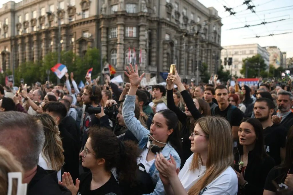 BLOG UŽIVO Počela četvoročasovna blokada raskrsnice ispred Vlade Srbije: Profesori traže ukidanje uredbe o platama i ispunjenje zahteva univerziteta