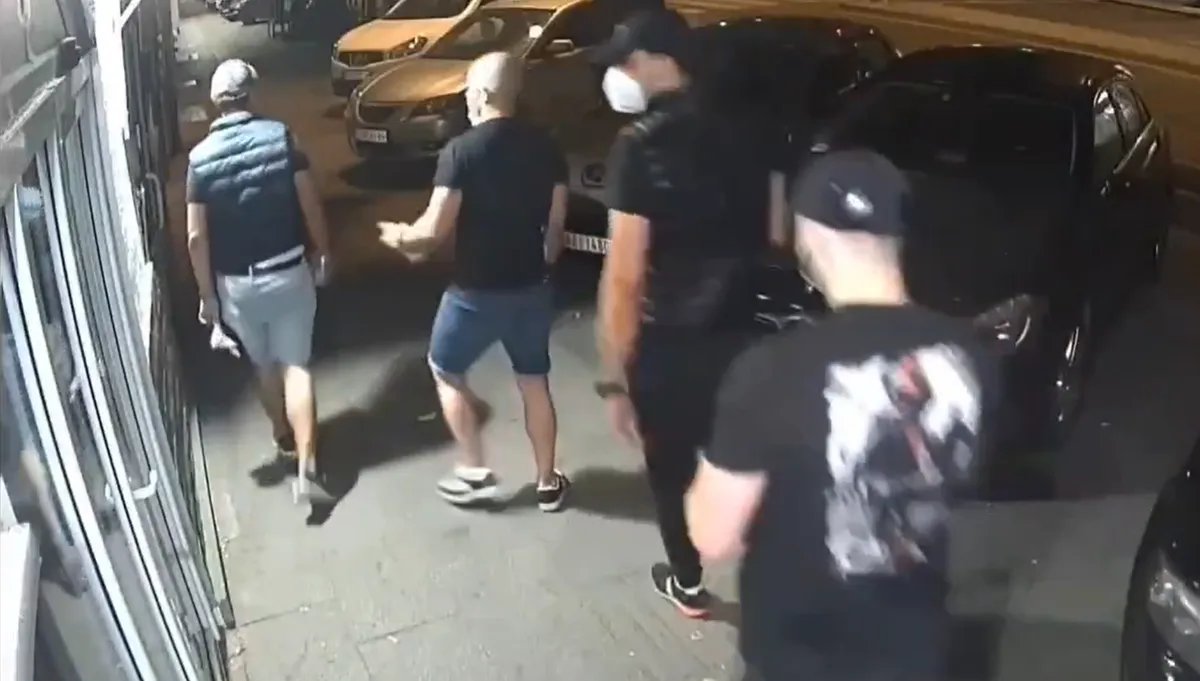 Maskirani muškarci oštetili niz objekata na Dorćolu grafitom "Srbija pobeđuje" VIDEO