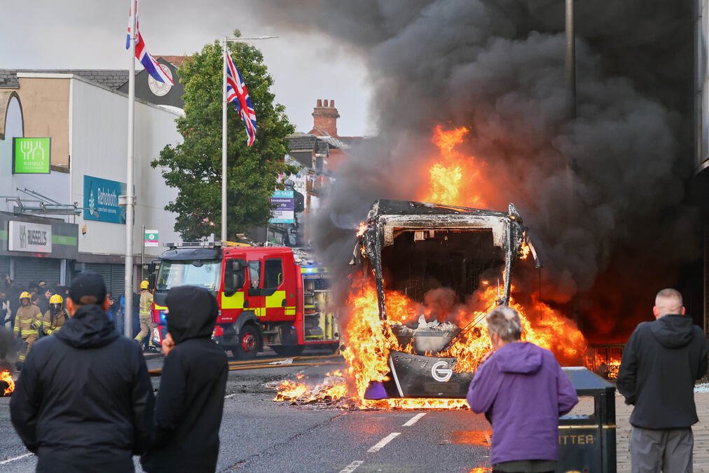 HAOS U BELFASTU POSLE NAPADA NOŽEM: Ilon Mask poziva ljude da izađu na ulice i protestuju protiv imigracije! (FOTO)