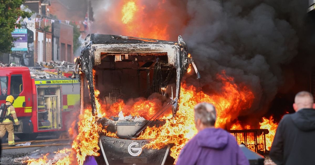 Nemiri u Belfastu posle kravavog napada: Zapaljen autobus, gore kontejneri, na ulici veliki broj ljudi