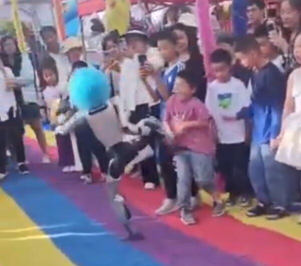 ŠOK U KINI: Humanoidni robot udario dete nogom u stomak! (VIDEO)