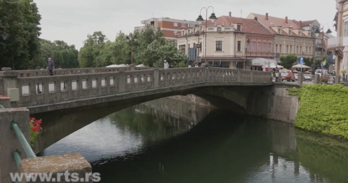 Srbija ima Mali Pariz i Malu Veneciju! Porodica sa Stare planine obnovila kuću od blata i napravila turističku atrakciju: Naše selo je kao bombona!