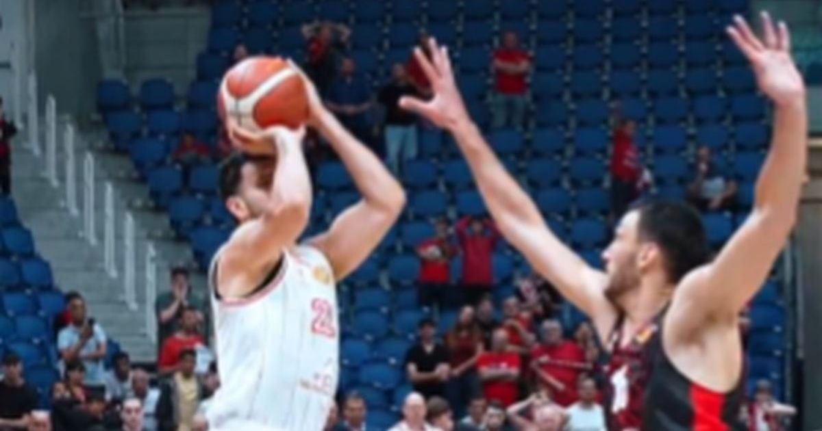 Vasilije Micić Junak Hapoela, srpski plej trojkom rešio meč