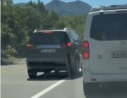 MILISEKUND JE FALIO DA POLA DRUMA ZAVIJE U CRNO: Ljudi se krste nad opasnim preticanjem na putu za Cetinje, za dlaku izbegao smrt (VIDEO)