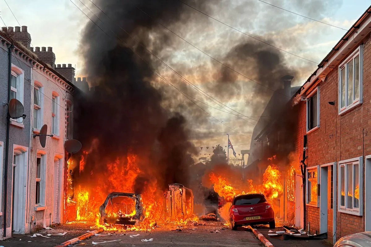 FOTO, VIDEO Ulice Belfasta kao bojno polje: Posle krvavog napada grad prekrio talas nasilja, porodice bežale iz domova