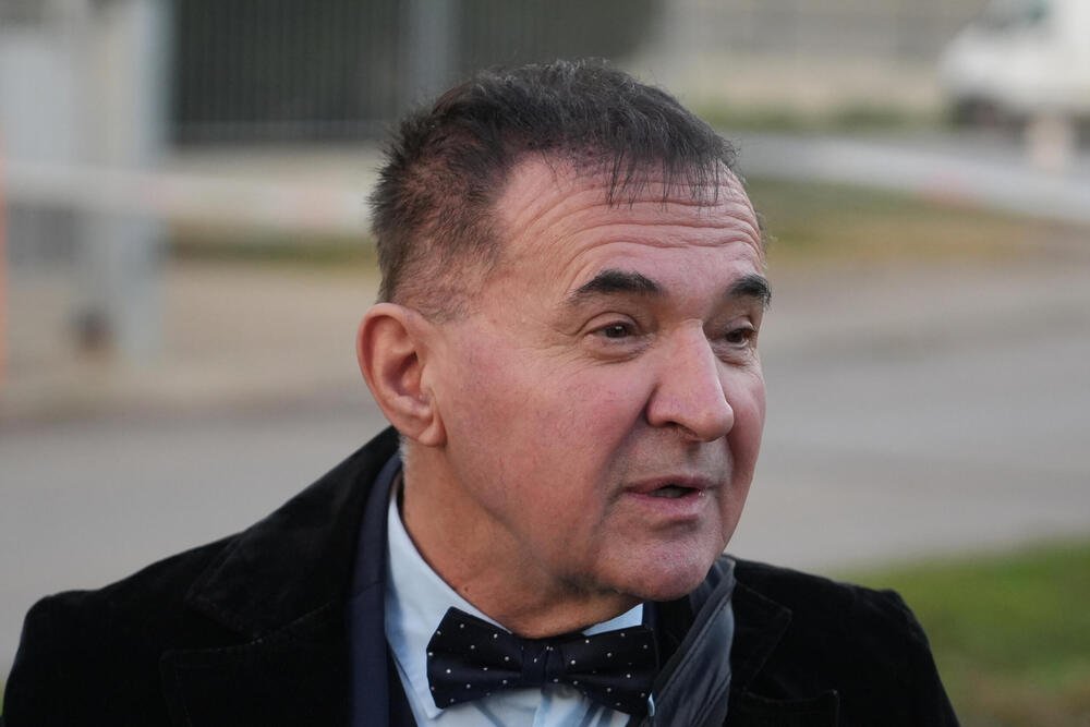 MUŠKARCI MU ZAVIDE ZBOG OVE LEPOTICE: Ova PLAVUŠA je žena Mitra Mirića, ljudi ne mogu da sklone pogled sa nje
