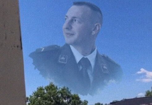 "TVOJE IME NEKA SE SPOMINJE" Kraljevo dočekalo svog hrabrog Milovana sa poslednjeg zadatka, uz vojnički pozdrav, ovako je stigla najtužnija kolona (VIDEO)