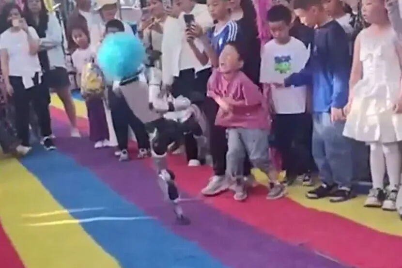 Snimak iz Kine izazvao globalnu paniku: Humanoidni robot udara dete u stomak!
