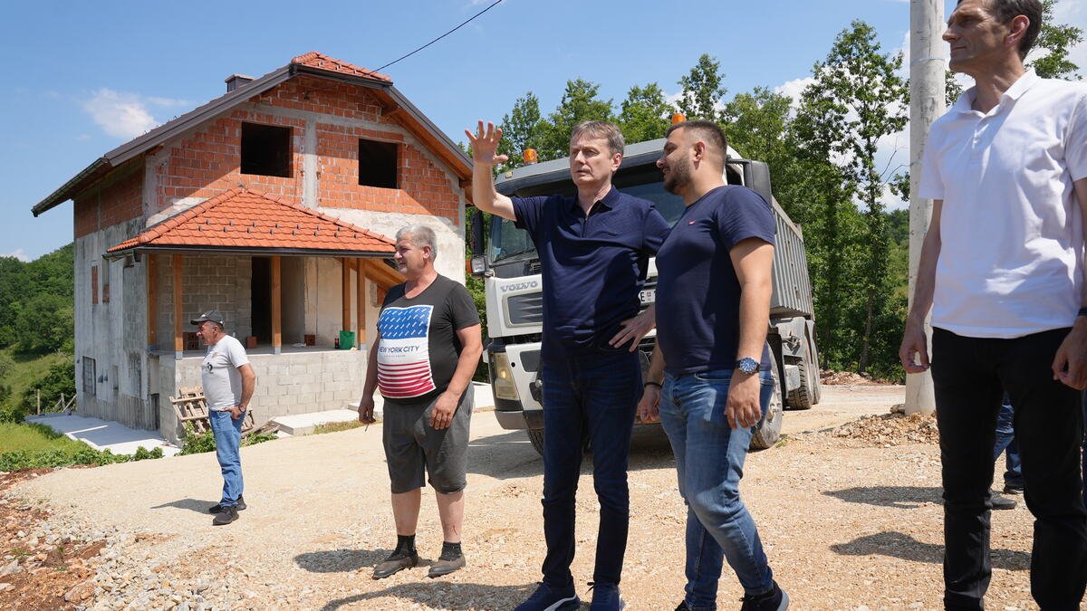 DRŽAVA ISPUNILA JOŠ JEDNO OBEĆANJE! Ogromna stvar za meštane sela kod Sevojna - asfaltira se ključna saobraćajnica (FOTO)