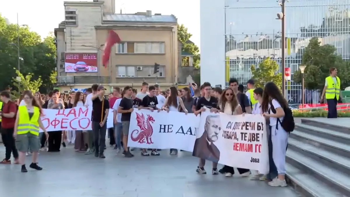 Građani, profesori i učenici Jovine gimnazije u protestnoj šetnji Novim Sadom zbog dešavanja u toj školi