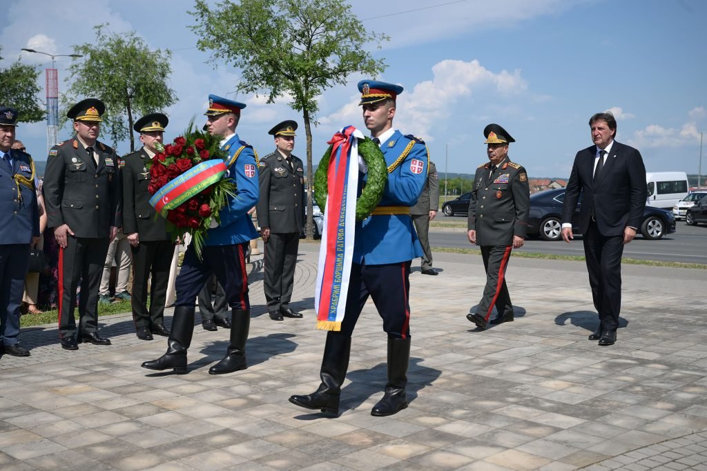 Ministri odbrane Srbije i Azerbejdžana položili vence u Slobodištu