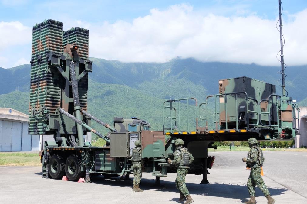 "PUCAJ I BEŽI": Tajvan tokom vojne vežbe simulirao napad na Kinu "Himars" raketama