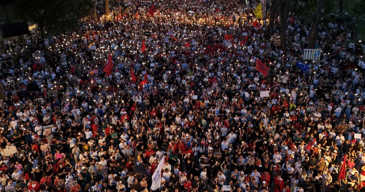 FLAMINGO REVOLUCIJA Najmasovniji protest u Tirani do sada: Svi protiv izgradnje odmarališta Džareda Kušnera