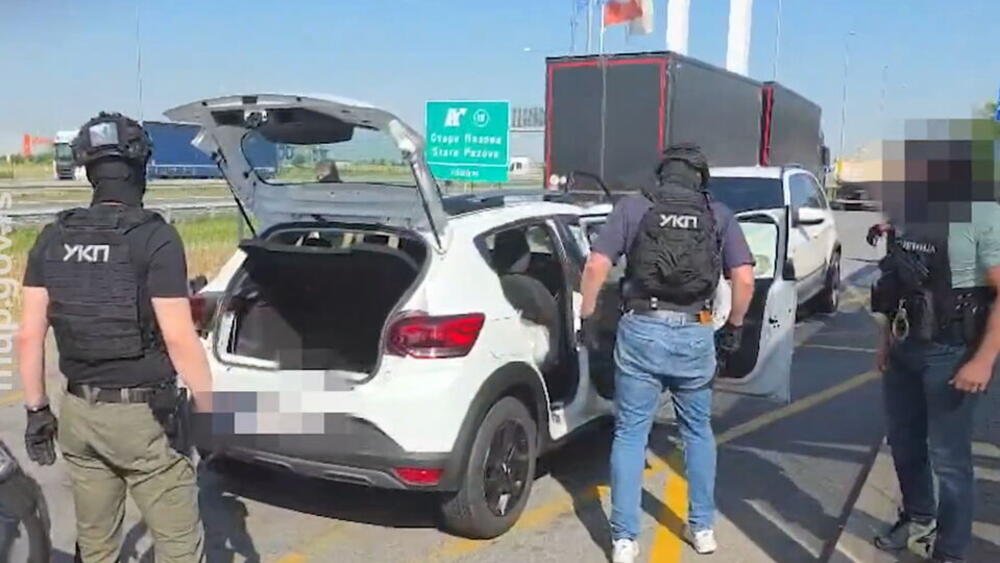 UHAPŠEN NARKO DILER NA PUTU KOD SREMSKE MITROVICE: Policija ga izvukla iz vozila i bacila na pod (VIDEO)