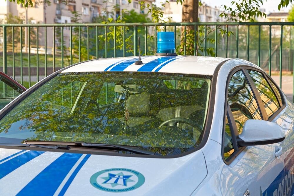 U PODGORICI UHAPŠENE DVE MALOLETNICE: Sumnja se da su zlostavljale vršnjakinju - udarale je u glavu, dok su druge dve devojčice to snimale