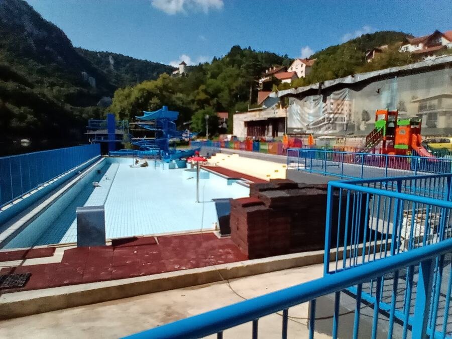 PRIPREME ZA LETO U PUNOM JEKU: Užice sređuje Đetinju i gradski bazen, stižu novi pesak i ležaljke (FOTO)