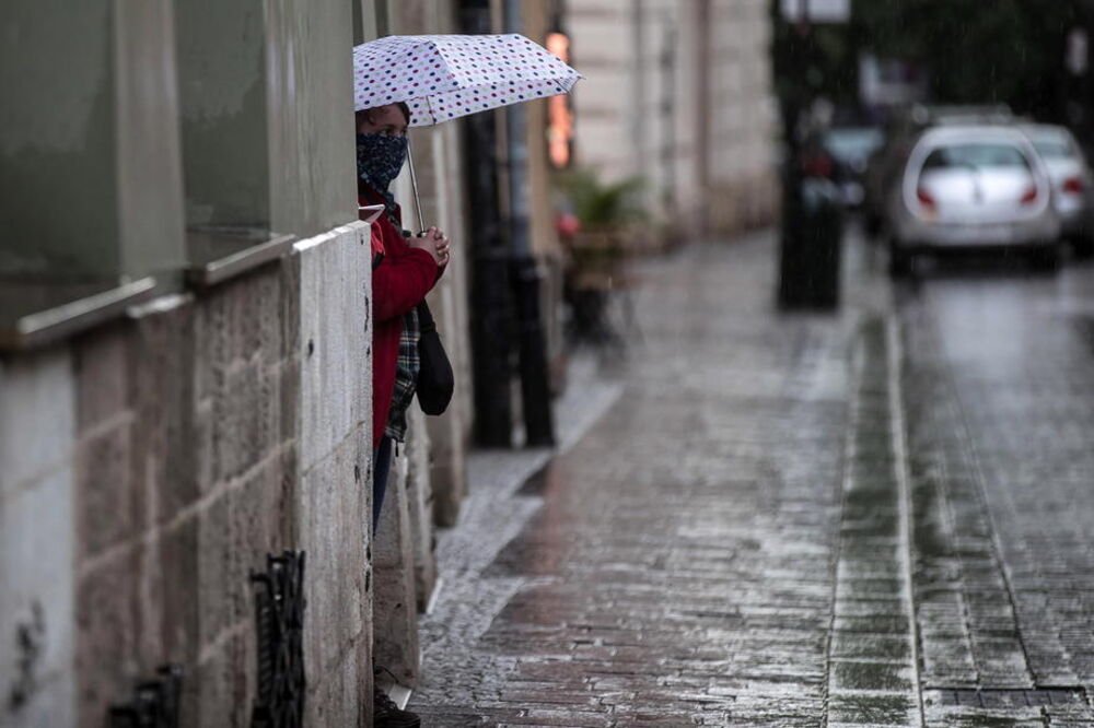 DANAS NAOBLAČENJE SA KIŠOM, PLJUSKOVIMA I GRMLJAVINOM: Sledi drastičan pad temperature, spremite se!