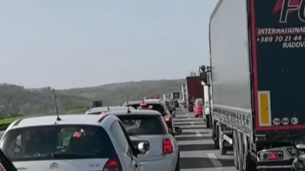Ako ste hteli auto-putem ka Novom Beogradu, spremite se na ČEKANJE! Vozila stoje u više delova Beograda, ne mrdaju