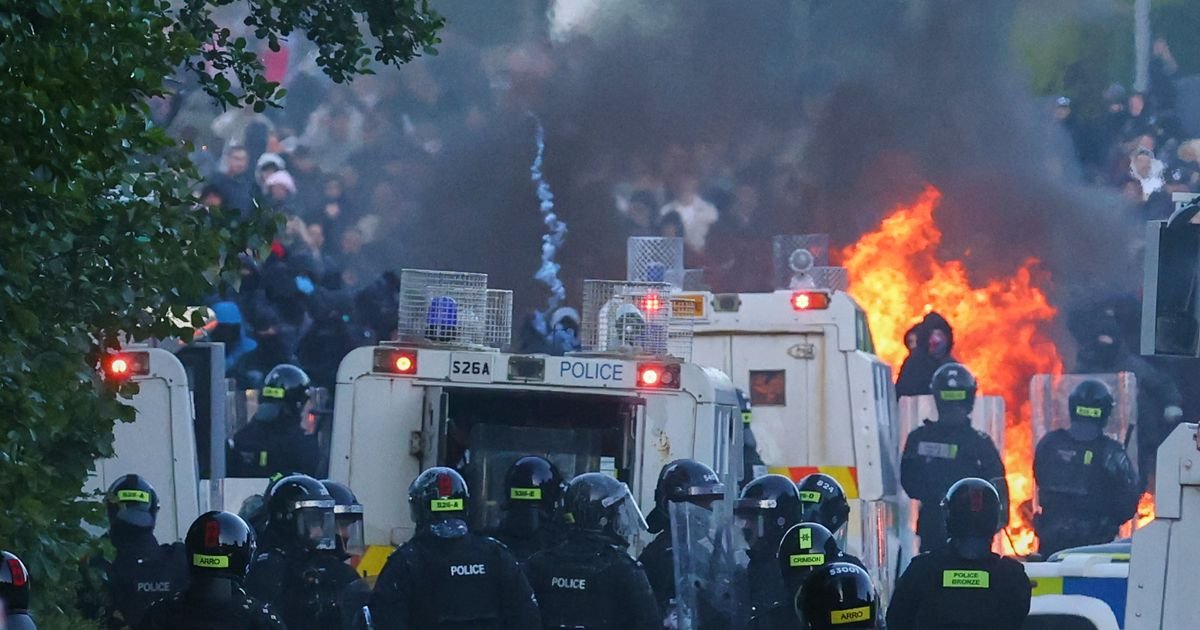 VATRA I BES! Ne prestaje haos u Belfastu: Paljevine na sve strane, leteli molotovljevi kokteli i gumeni meci!