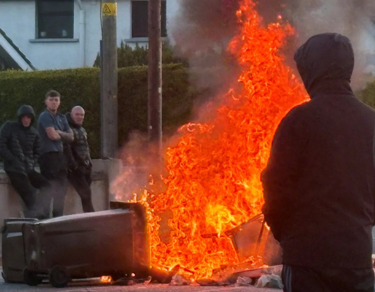 Druga noć nereda u Belfastu: Policija vodenim topom rasterala građane - ulice puste, radnje zatvorene
