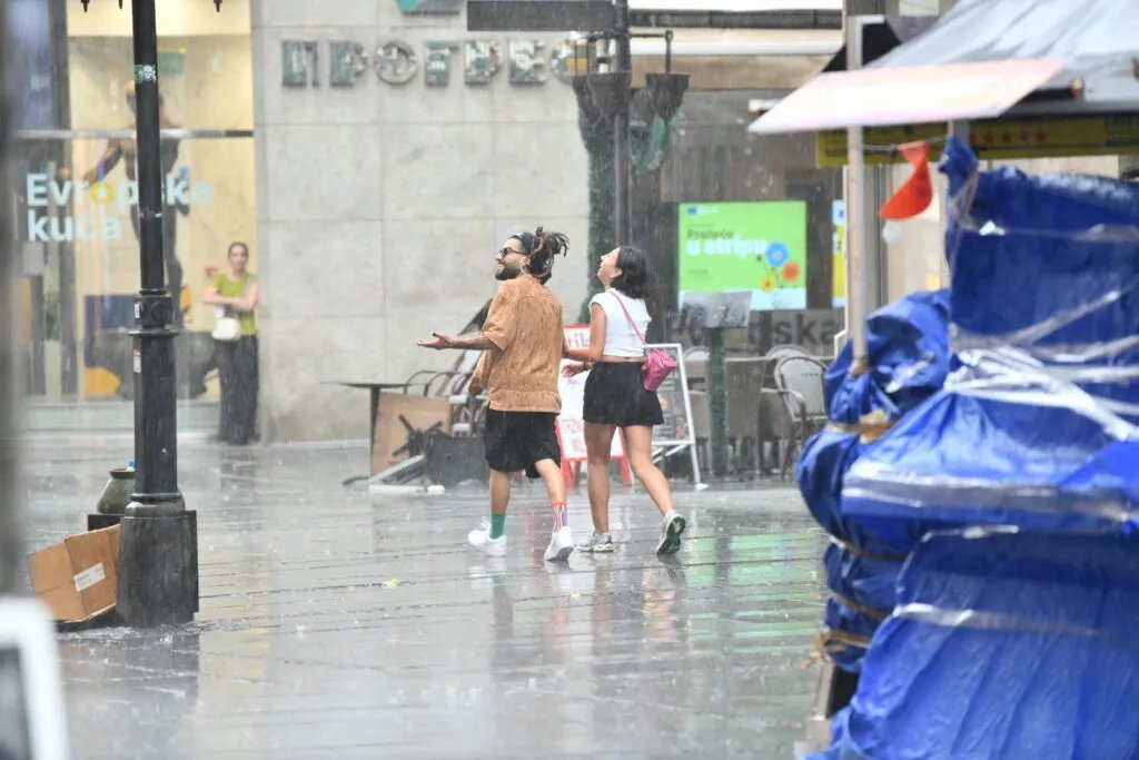 Nagli preokret vremenskih prilika u Srbiji: Narandžasti meteoalarm i upozorenje RHMZ zbog grada i olujnog vetra