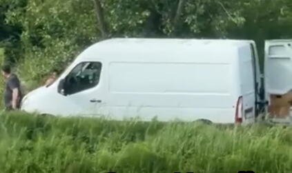 ŠIRI SE SNIMAK OVOG BELOG KOMBIJA! Zaustavio se na obodu Zagreba, onda usledila scena koja je RAZBESNELA HRVATSKU: Oglasila se policija, ima uhapšenih (VIDEO)