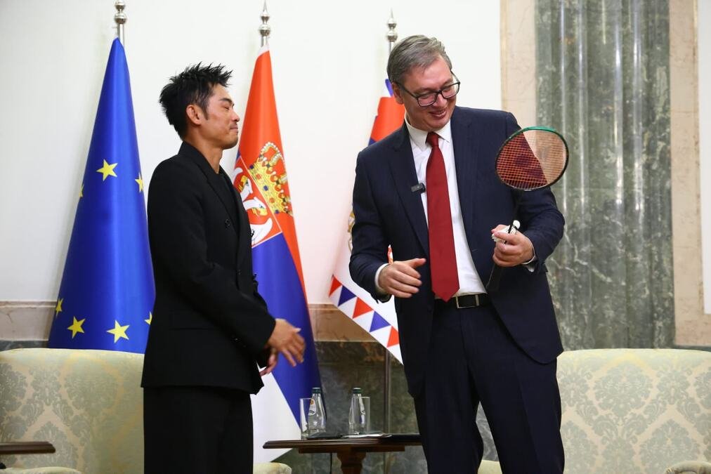 VUČIĆ PRED NAJVEĆIM IKADA DOHVATIO REKET I LOPTICU, PA POKAZAO ŠTA ZNA! Pogledajte kako se predsednik snašao: Lakši je od čokolade? Daj lopticu... (VIDEO)