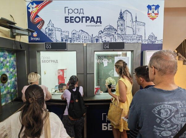 REDOVI ZA BESPLATNE KARTE ZA BAZEN: Veliko interesovanje na Voždovcu (FOTO)