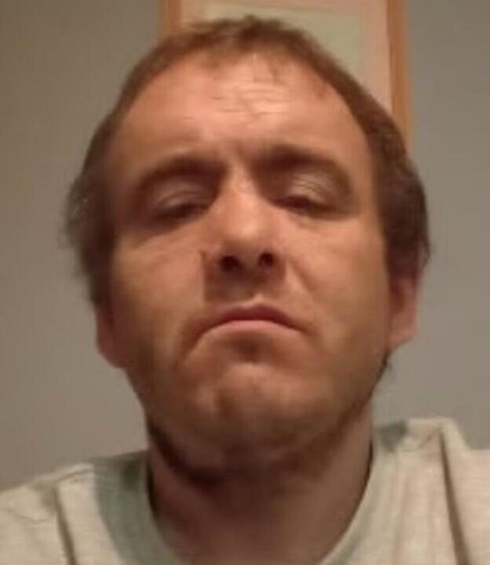 PRE 25 GODINA GA POLILI KOLONJSKOM VODOM I ZAPALILI! Preživeo PAKAO pre pokušaja odsecanja glave u Belfastu!