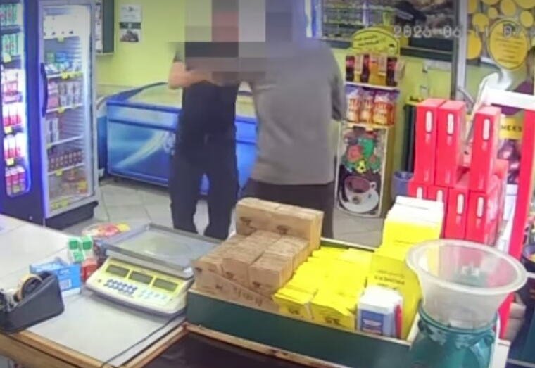 HRABRI LUKA SAVLADAO NAORUŽANOG PLJAČKAŠA! Drama u Šapcu: Razbojnik uleteo u radnju, pogledajte kako je neustrašivi vatrogasac reagovao (VIDEO)