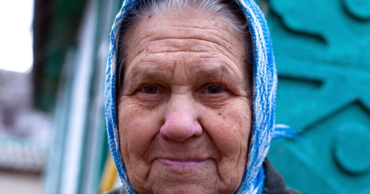 Baka nije mogla da izdrži i poljubila je novorođenog unuka: Sin pobesneo, odmah se pokrenula svađa na mrežama