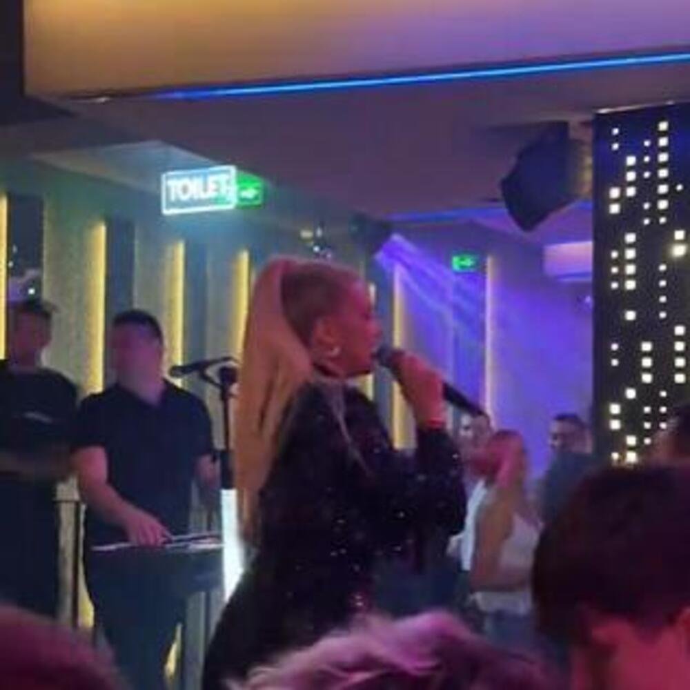 "ŠTO SI DOŠAO, JEL?": Izrevoltirana Milica Todorović hitno PREKINULA svirku! Opet izazvala SKANDAL, nastao MUK
