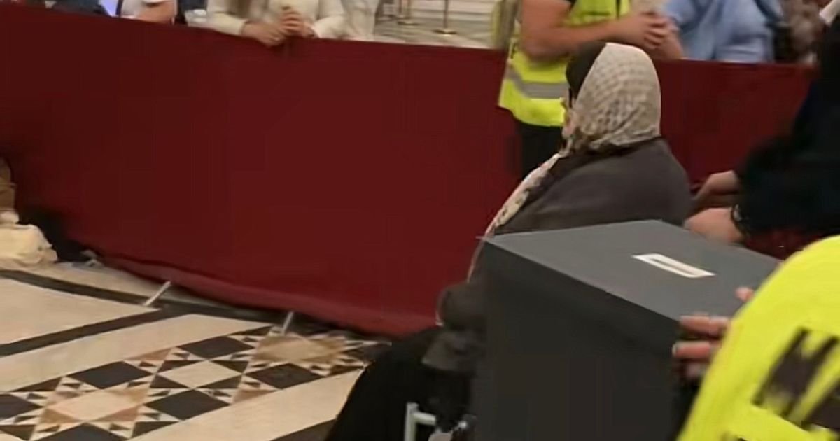 Naša glumica u invalidskim kolicima u Hramu Svetog Save: Pre 20 meseci je izjavola da je polomila nogu