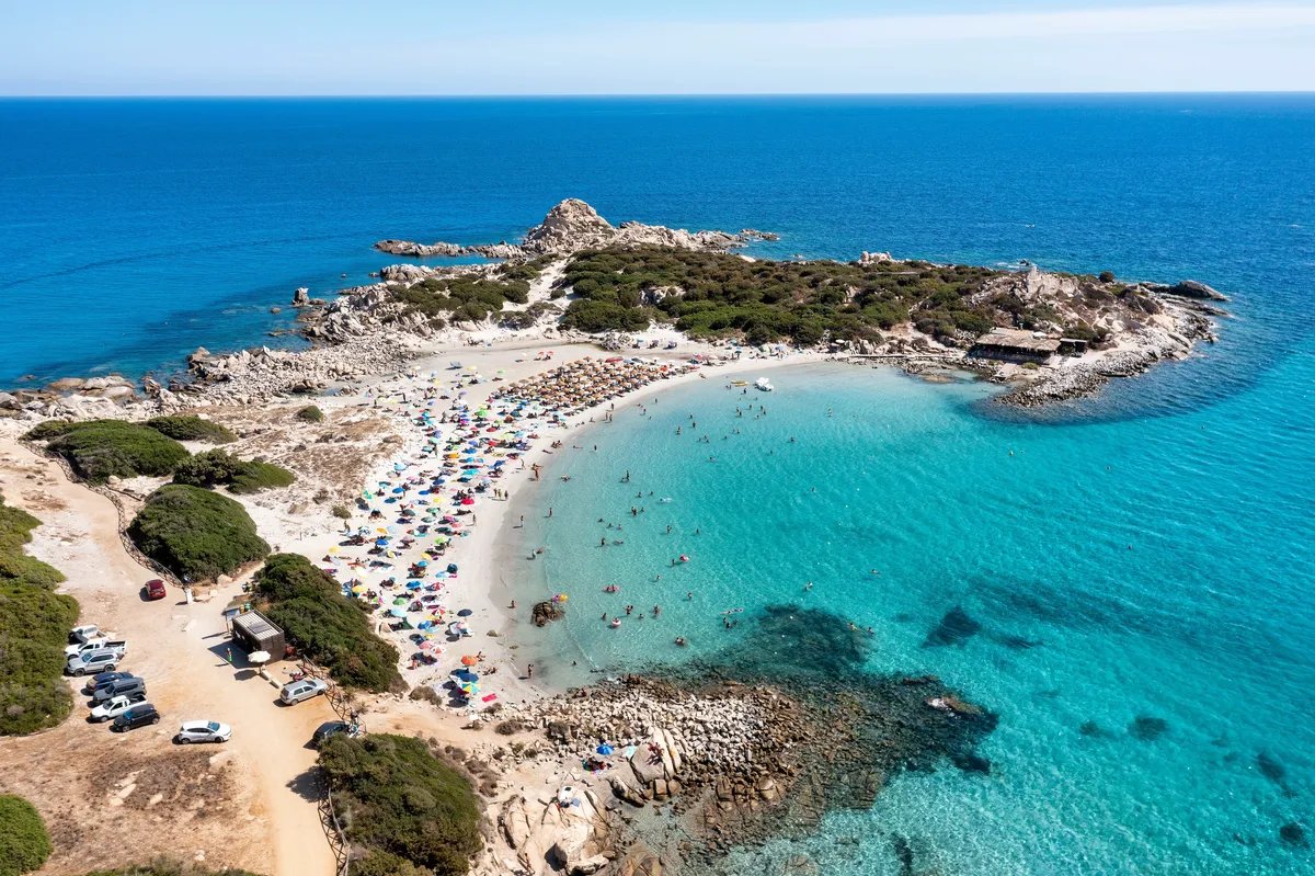 Na jednoj od najpopularnijih plaža Sardinije zabranjeni suncobrani osobama starosti između 10 i 65 godina