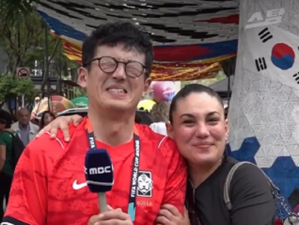 VIDEO Voditelja poljubila navijačica usred prenosa: Prišla mu sa leđa, a njegova urnebesna reakcija postala planetarni hit