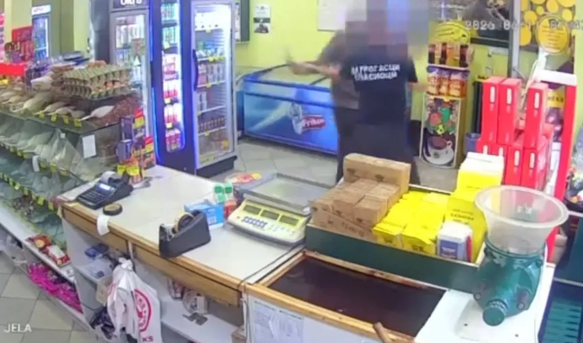 MUP objavio snimak: Vatrogasac sprečio pljačku u prodavnici u Šapcu, savladao i izgurao napadača