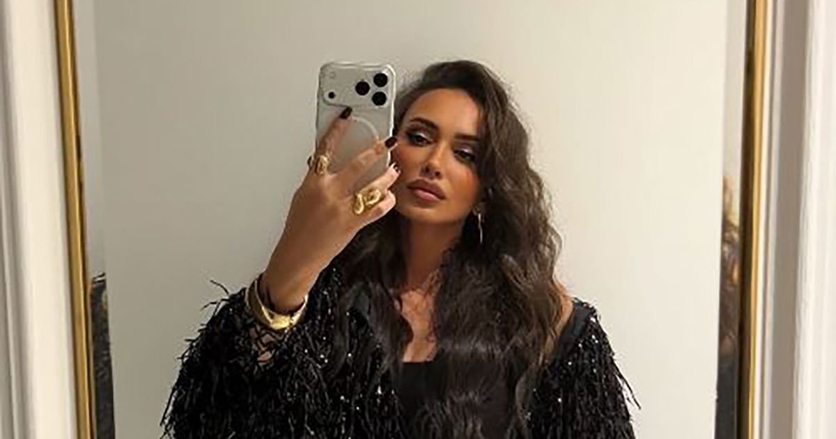 Grmi u topu i šljokičastim pantalonama! Emina pokazala ravan stomak, vreme je stalo za nju - svi su u šoku