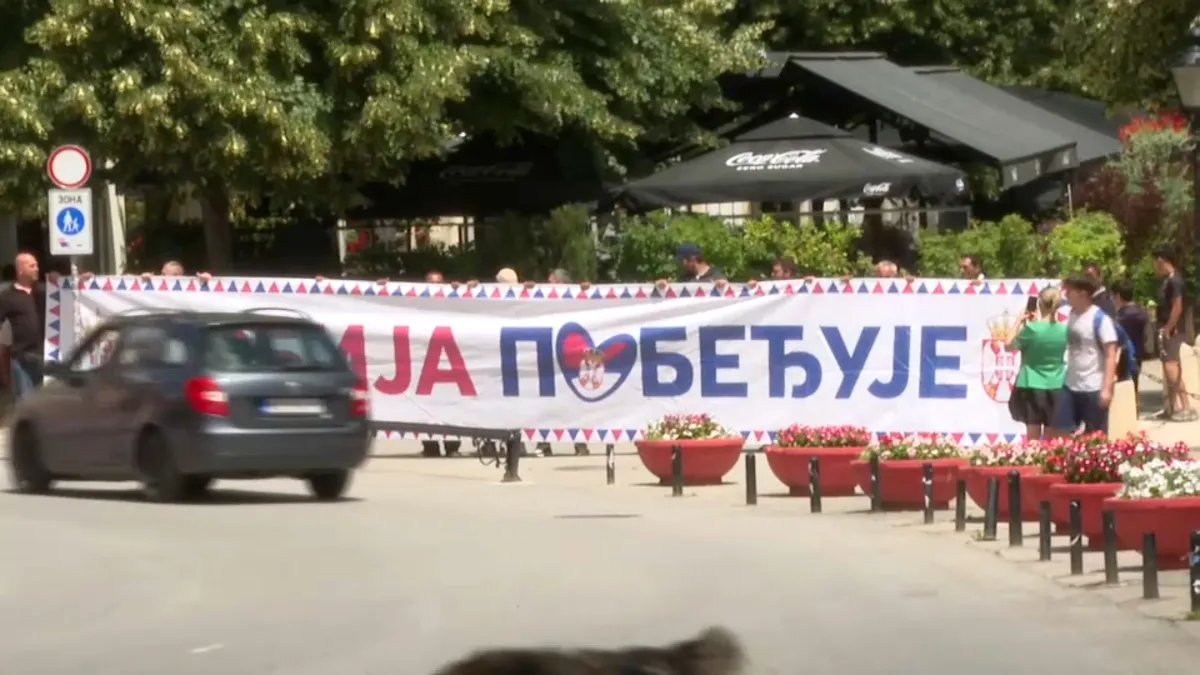 Pristalice SNS puštale pesme tokom 16 minuta tišine u Sremskim Karlovcima, istakli i transparent "Srbija pobeđuje"