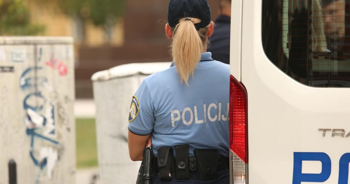 HOROR U KAŠTELIMA Bačen topovski udar kod škole, povređeno pet učenica (13)
