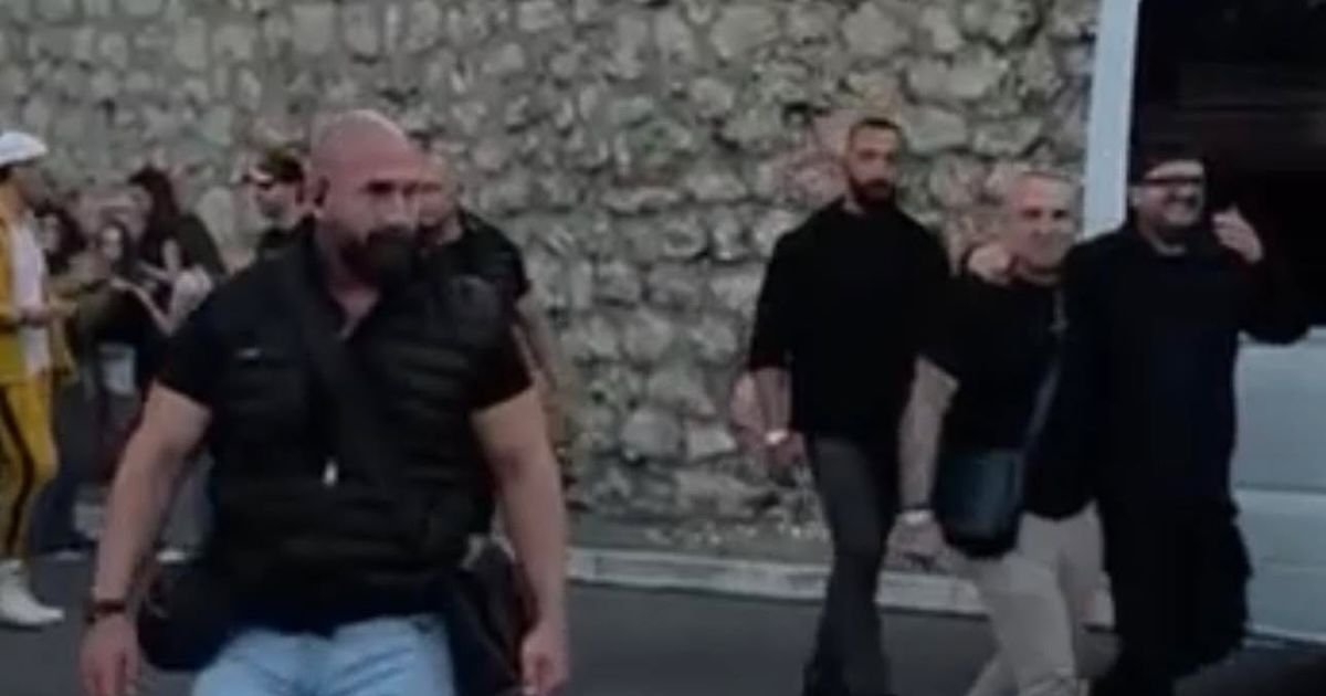 Duško Šarić se pojavio na koncertu "Devedesetih": Došao u pratnji obezbeđenja, zagrlio Ivana Gavrilovića