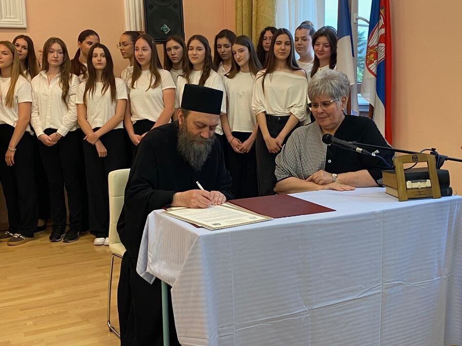 HILANDAR I MITROVAČKA GIMNAZIJA UJEDINILI SNAGE: Daroviti učenici dobijaju priliku da uče i stiču iskustva u jednoj od najvećih srpskih svetinja (FOTO)
