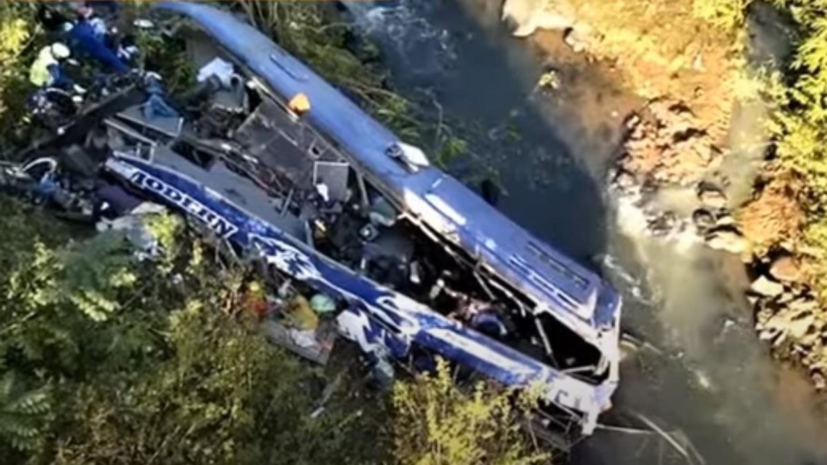 STRAVIČNA NESREĆA! Dvoje mrtvih, među povređenima i dečak (6) posle direktnog sudara turističkog autobusa i automobila na Kanarskim ostrvima!