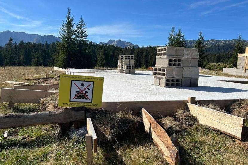 RAZOTKRIVENA DIVLJA GRADNJA NA ŽABLJAKU: Otkriven čak 151 objekat bez dozvole, osumnjičeni oštetili budžet države za 350.000 evra (FOTO)
