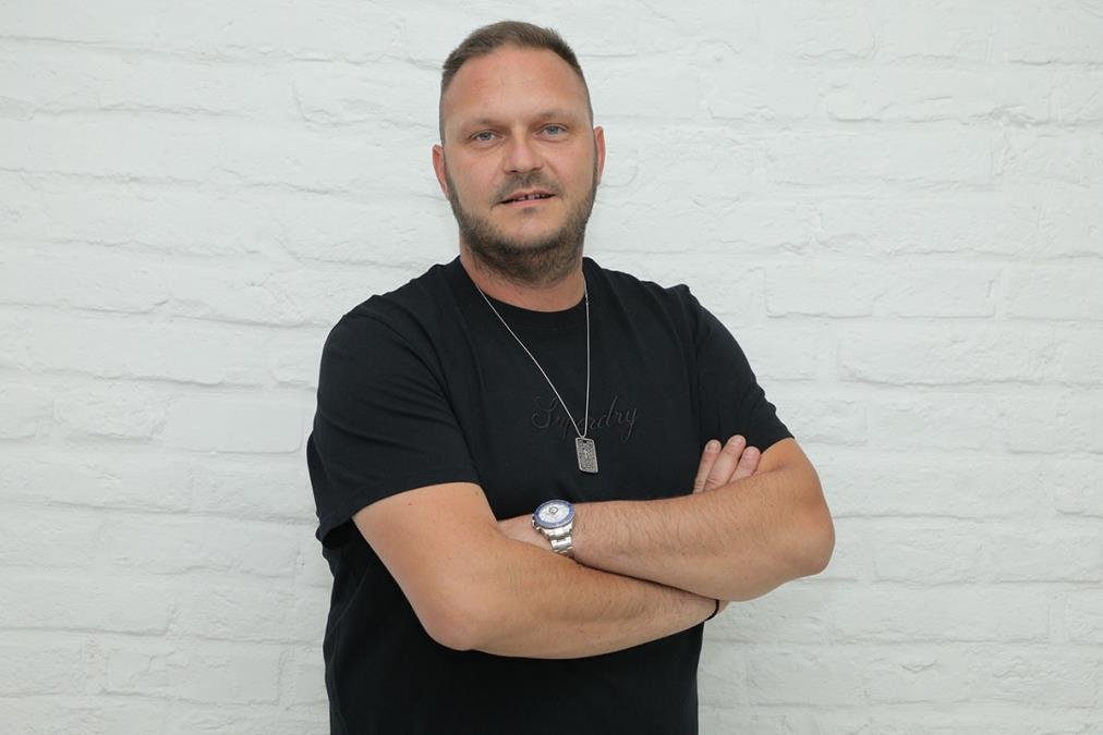 "USPEO JE DA STEKNE NEKOLIKO NEKRETNINA, IMA KOMPLEKS VILA" Komšije Dejana Petrovića otkrile sve o čuvenom trubaču: On je najveća legenda našeg kraja