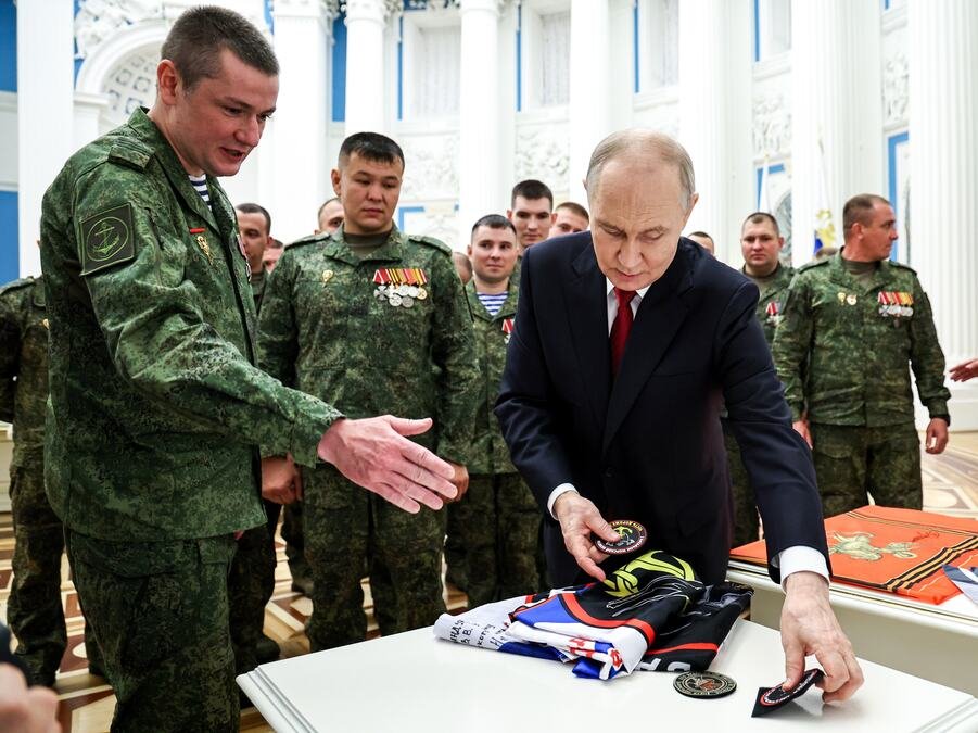 PUTIN PRED BORCIMA U KREMLJU PRIZNAO DA POSTOJI VELIKI PROBLEM NA FRONTU: "Naši vojnici ne mogu da podignu glave zbog njih, stalno mi to govore komandanti"