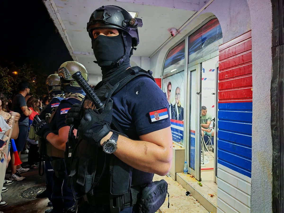 Štandard: Ugled srpske policije nagrizaju veze sa kriminalom i nasilje protiv demonstranata
