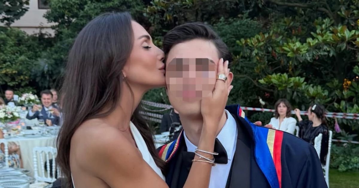 Sin Emine Jahović maturirao: Pevačica podelila slike sa proslave - ona u beloj haljini, Jaman u svečanom odelu