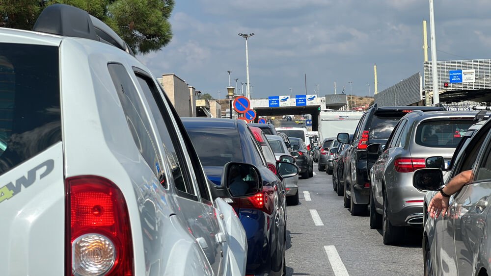"ČEKAMO VEĆ TRI SATA" Kilometarske kolone vozila na Evzoniju - skoro sve srpske tablice i to porodice sa decom