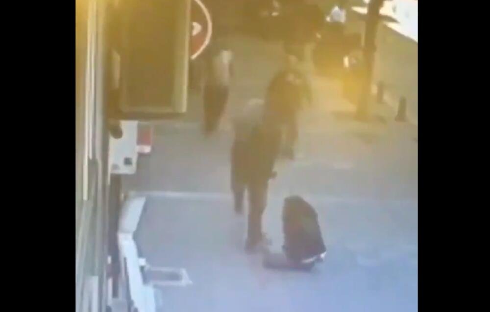 ŠOKANTAN SNIMAK KRUŽI INTERNETOM: Maltretira i tuče ženu nasred ulice, ali zatim uleće OSVETNIK! (VIDEO)